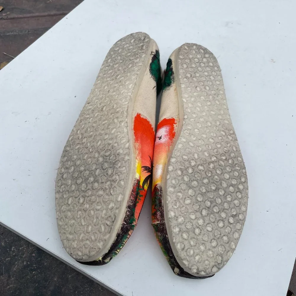 Tom's Hawaiian Print Unisex Slip-on Shoes. - Picture 4 of 4
